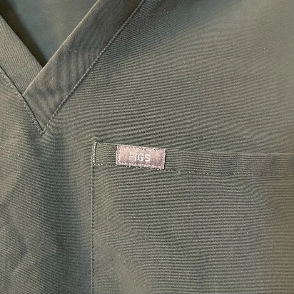 FIGS Scrub Top Green Medium - Picture 3 of 4